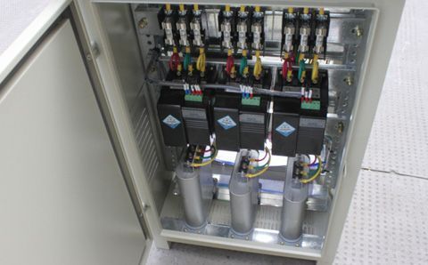 如何快速識別電容器組中有故障的低壓電容器？